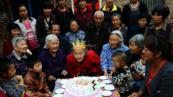 Китайцам запретили отмечать дни рождения