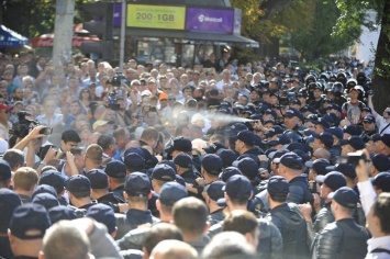 В Молдове празднования Дня Независимости закончилось столкновениями с полицией и слезоточивым газом