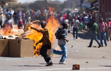 В Зимбабве полиция разогнала антиправительственные протесты слезоточивым газом и водометами