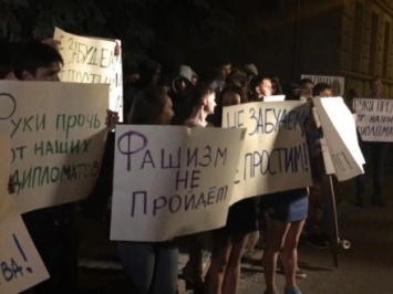 Протестующие забросали яйцами посольство Украины в Москве