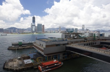 Вблизи Гонконга паром с 290 пассажирами столкнулся с рыболовецким судном