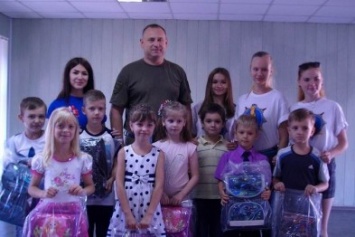Полиция Славянска поздравила первоклассников с началом учебного года и подарила рюкзаки