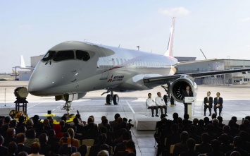 Японский инновационный самолет MRJ прервал тестовый полет