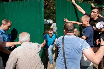 Одесситы сносят охраняемый титушками забор вокруг сквера на Черемушках