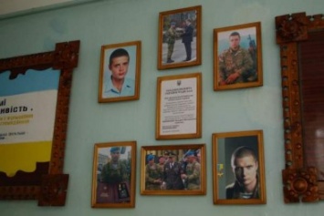 БерГерою Украины Валерию Чибинееву в его школе открыли Уголок почета