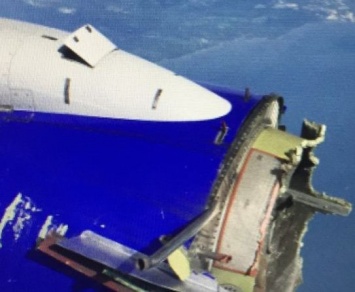 В США пилоты успешно посадили самолет с развалившимся в воздухе двигателем