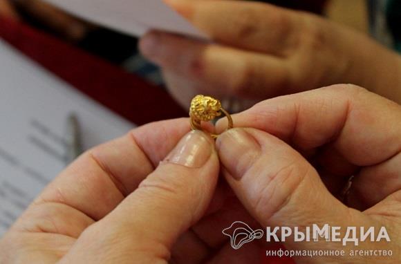 Под Керчью подводные археологи нашли золотую серьгу возрастом 2,5 тыс. лет (ФОТО)