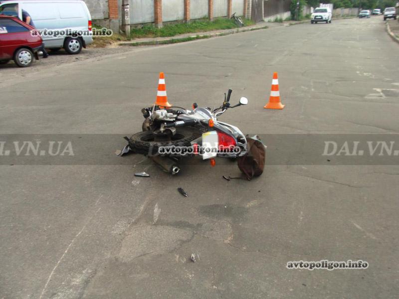 ДТП в Виннице: в столкновении Geely Emgrand с мотоциклом пострадал мотоциклист. ФОТО