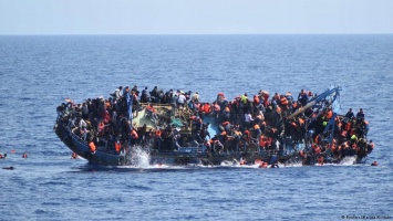 У побережья Италии спасли 1100 беженцев