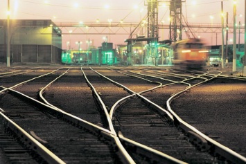 Украинской железной дороге после приватизации хотят оставить одни рельсы, лишив вокзалов и подвижных составов