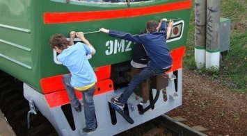 В Петербурге полиция сняла с поезда четырех школьников-зацеперов