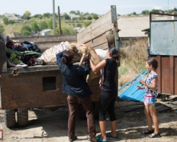 Эвакуация из Лощиновки: цыгане все же вернулись за вещами (ФОТО)