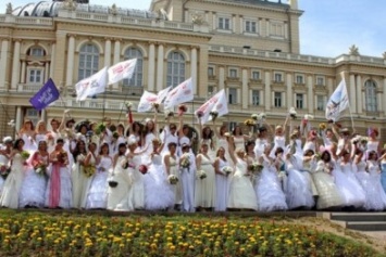 В Одессе тысяча невест запустят в небо огромный флаг Украины