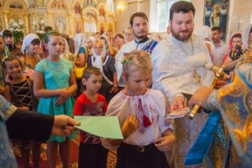 В Николаеве для детей из малообеспеченных семей отслужили молебен и раздали школьные принадлежности