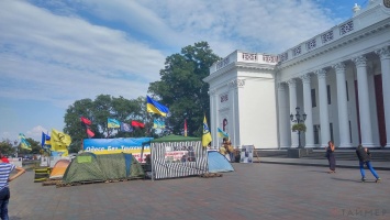 На Думской площади появились новые «антитрухановские» палатки