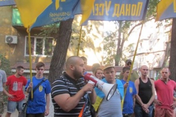 Мариупольцы под воинской частью высказывались против вывода "Азова" (ФОТО+ВИДЕО)