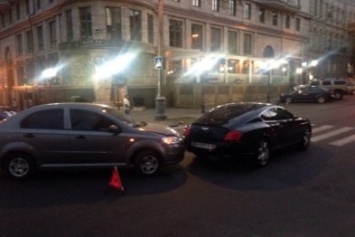 Удар на миллион: В центре Одессы "поцеловались" дорогие автомобили (ФОТО)