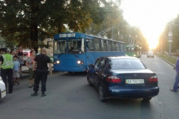 В Харькове столкнулись троллейбус и "легковушка" (ФОТО)
