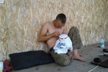Украинский военный во время отдыха занимается вышиванием (ФОТОФАКТ)