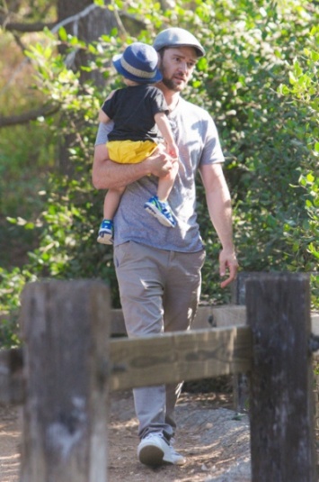 Джастин Тимберлэйк на прогулке с сыном