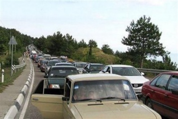 Главный спасатель России облетел крымские автотрассы и отметил их предельную загруженность