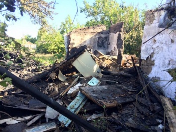 Украинский снаряд уничтожил жилой дом в Донецке прямым попаданием