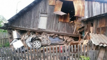 На Урале пьяный водитель Audi врезался в жилой дом