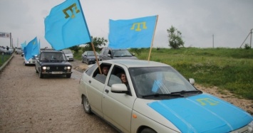 В Акъмеджите, Балчокъраке, Къарасувбазаре, Сувдаге нас встречал крымскотатарский флаг