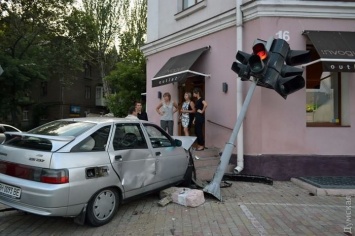 Легковушка снесла светофор на улице Приморской