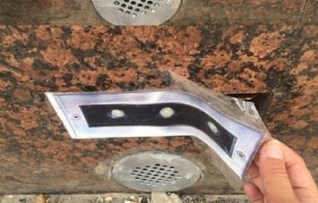 В России настоящие фонари заменили на бумажные наклейки