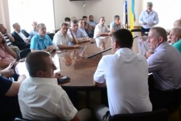 Депутаты Херсонского облсовета выгнали журналистов и обозвали их "поганью перекрашенной" (видео)