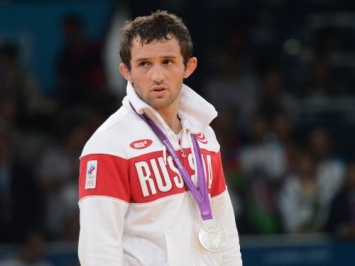 Олимпийскую медаль погибшего российского борца Бесика Кудухова передали его сопернику