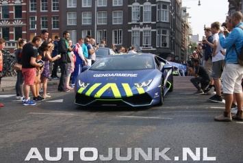 Нам так не жить: полиция получила Lamborghini Huracan и Ferrari 458