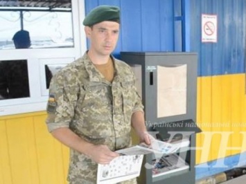 Пограничники на админгранице с Крымом раздают украинскую прессу