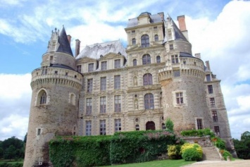 Во Франции женщина сожгла свой старинный замок