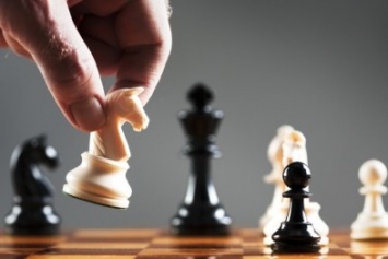 Ялтинские депутаты и сотрудники администрации вступятся за школьников в шахматной «Битве поколений»