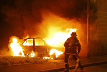 В Бердянске во дворе частного дома сгорел легковой автомобиль