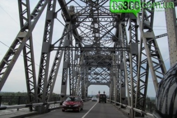 Ремонтные работы на Крюковском мосту продолжаются. Автомобилистов просят отнестись с пониманием к неудобствам