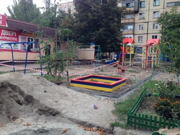 В Покровском районе еще одной детской площадкой станет больше (фото)