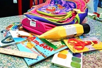 Мариупольские школьники дневники приобретают на русском языке, но раскупили вышиванки (ВИДЕО)