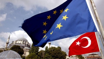 Турция обвинила комиссара ЕС в "культурном расизме"