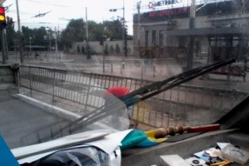 В Мариуполе в дождь к приезду Порошенко красили забор (ФОТОФАКТ)