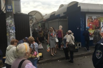 Бабушки vs полицейские: Кто кого "кошмарит" на рынке Соцгорода (ФОТО)