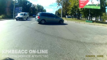 Автохам: Водитель Peugeot создал аварийную ситуацию для велосипедиста (видео+фото+памятка)