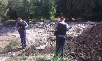 В Кривом Роге на территории школы обнаружили бомбу. Работников учреждения эвакуировали (фото)