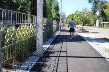 На улице Садовниченко отремонтировали тротуар возле шестой школы
