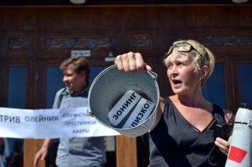 Активисты пришли с ведром под Одесскую ОГА и требовали от Саакашвили не согласовывать зонинг