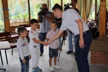 Кременчугские власти устроили праздник с подарками троим детками-сиротам, которые завтра станут первоклашками