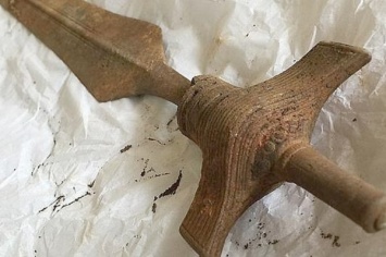 В Дании обнаружили 3000-летний меч бронзового века, который сохранился полностью