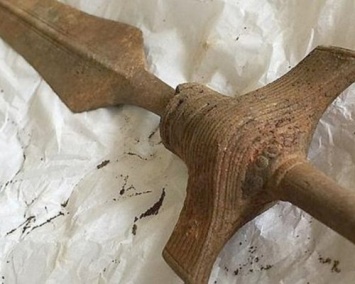 В Дании нашли полностью сохранившийся 3000-летний меч